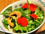 Insalata di gamberi e uova con misticanza e fiori