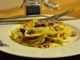 Ravioloni al radicchio con salsa alla salsiccia, crema di latte, granella di nocciole tostate e sale al crauto rosso dello chef Enrico Fiorentini