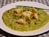Riso Carnaroli autentico con clorofilla di erba cipollina, baccalà scottato e granella di pistacchi