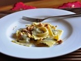 Salsa al gorgonzola naturale con nocciole su ravioloni al radicchio