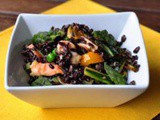 Sauté di riso Venere con pomodorini colorati, verdure di primavera, mazzancolle e cappesante