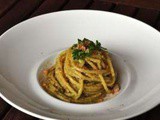 Spaghetti quadrati con cipollotto brasato, pesto di frutta secca e sbriciolato di cantucci alla mandorla