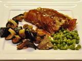 Stinco di maiale con verdure e funghi cardoncelli