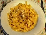 Tagliatelle con rossi d’uovo, mozzarella e acciughe