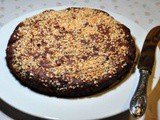 Torta alle castagne e cacao con granella di mandorle