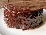 Torta di noci con glassa di cioccolato fondente