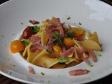 Trucioli Carla Latini con sauté di pomodorini colorati e bresaola di tonno