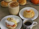 American Breakfast: Eggs Benedict con kaki smothie, scones ai frutti rossi e na' tazzulella e' cafè