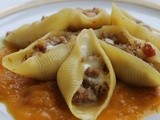 Conchiglioni rigati ripieni di nero casertano, mela annurca e mozzarella di bufala campana dop su salsa di pomodoro giallo