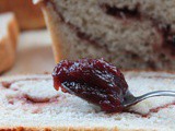 Pane al cocco con confettura di ciliege