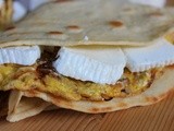 Piadine: una con frittata di cipolle, l'altra con limoni caramellati