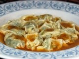 Raviole del plin alla portulaca e patate con fondo bruno di pollastro ruspante