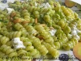 Fusilli bucati corti con pesto di piselli, formaggio di capra e pinoli