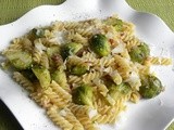 Fusilli con cavoletti di Bruxelles, speck e pinoli