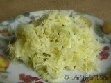 Insalata di cavolo cappuccio con cumino e profumo d'aglio
