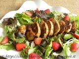 Insalata di pollo con misticanza, fragole e noci