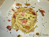 Linguine con pesto si scalogno noci e bacon croccante