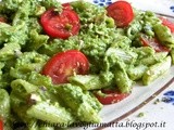 Mezze penne al pesto di avocado, spinaci e pistacchi