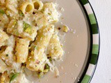 Mezzi rigatoni al pesto di finocchio pistacchi e scaglie di Parmigiano Reggiano