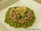 Risotto con salsiccia e pecorino di Pienza su purea di fave