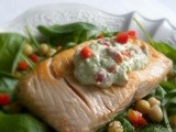 Salmone con salsa all'avocado e peperoni