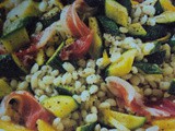 Insalata di orzo, zucchine e speck