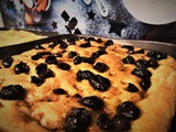 Focaccia con olive nere alla greca