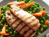 Filetti di pollo con piselli e carote