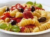 Fusilli con pomodori datterini e olive taggiasche