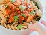 Fusilli integrali con sugo al pomodoro e sgombro