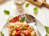 Gnocchi di patate senza uova con farina integrale e con sugo leggero al pomodoro