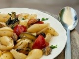 Pasta con cozze zucchine e pomodorini