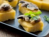 Quadretti di polenta ai funghi