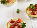 Tartellette salate con ricotta e pomodorini