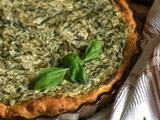 Torta salata friabile con ripieno light di ricotta e scarola