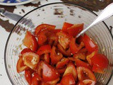 Spaanse gemarineerde tomaten en knoflook