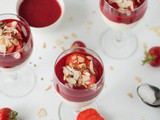 Witte chocolademousse met rood fruit