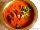 Arachuvitta Kathirikkai Kuzhambhu/ Spicy Tangy Brinjal Gravy