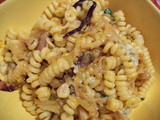 Fusilli al gorgonzola, radicchio rosso, porro e cavolo cappuccio bianco