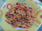 Pasta con pasta di salame, piselli e polpa di pomodoro