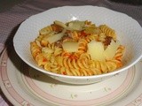 Pasta: fusilli con peperoni abbrustoliti (sott’olio), acciughe, pinoli e pecorino