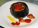 Ricetta delle melanzane tonde ripiene di formaggio di capra, pomodori,zucchina,olive e acciughe