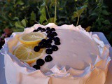 Πάβλοβα με Κρέμα Λεμονιού Και Φρέσκα Berries/Pavlova With Lemon Curb And Fresh Berries