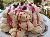 Μίνι pavlovas με κρέμα μασκαρπόνε και γλυκό αρώνια