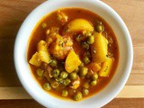 Aloo Matar (Potato & Green Peas in Tomato Gravy)