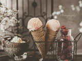 Glace coco sans sorbetière avec un coulis de framboise marbré