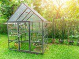 La serre de jardin : la solution idéale pour protéger vos plantes du froid