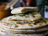 Pain plat au yaourt à la poêle (flatbread) – Recette express et moelleuse