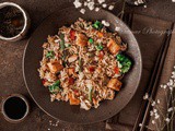 Riz sauté au saumon et légumes à la sauce soja