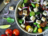 Salade concombre-tomate à l’oignon rouge et chèvre